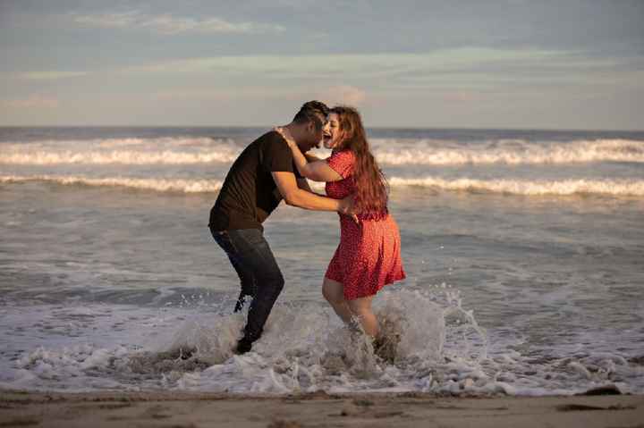 Aidee reta a los novios de la comu en subir su foto más divertida juntos. - 1