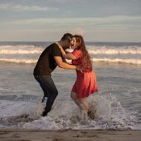 Aidee reta a los novios de la comu en subir su foto más divertida juntos. - 1
