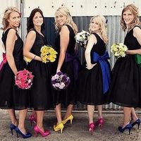 la idea es la cinta de diferentes colores, el moño de atrás no tanto