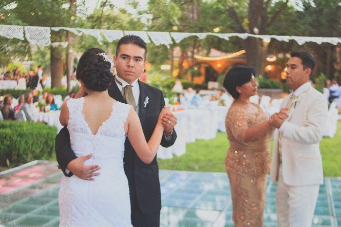 Papel picado entre los árboles