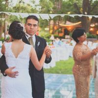 Papel picado entre los árboles