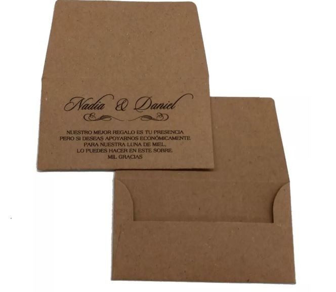 Dar sobre o dejarlo en la mesa? 1