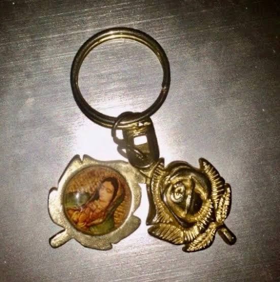 Si diéramos de recuerditos lo primero que me regaló, daríamos... 2