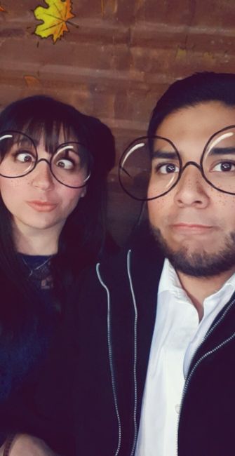 Aidee reta a los novios de la comu en subir su foto más divertida juntos. 1