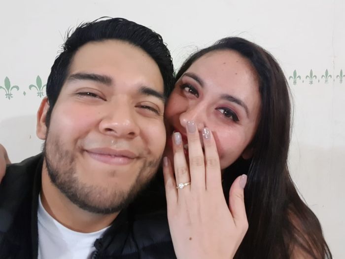 Zaira reta a los novios de la comu a mostrar una foto del lugar donde se comprometieron - 2
