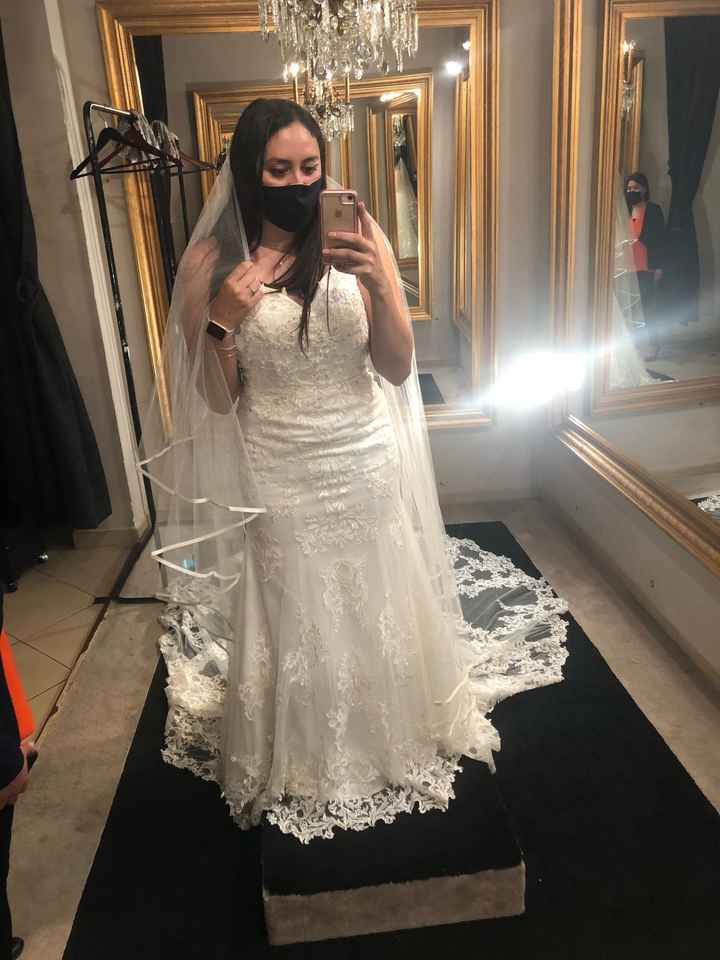 Pamela reta a las novias de la comunidad a subir una muestra de su vestido - 1