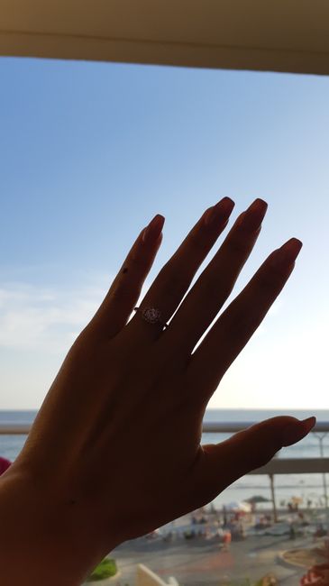 📸 Publica una foto mostrando su anillo de compromiso o alianza de boda 6