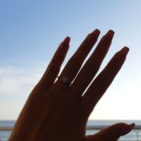 📸 Publica una foto mostrando su anillo de compromiso o alianza de boda - 1