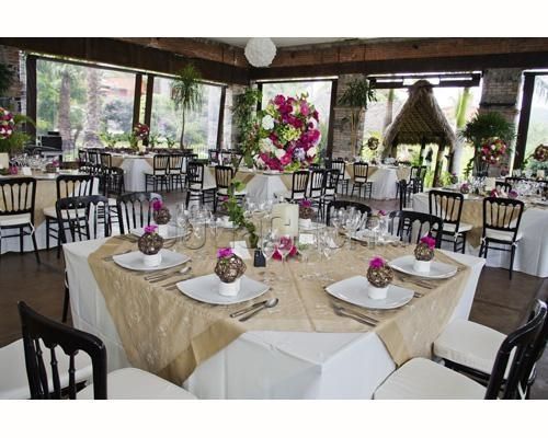 Montaje: sillas Versalles chocolate, mantelería sand y flores fucsia