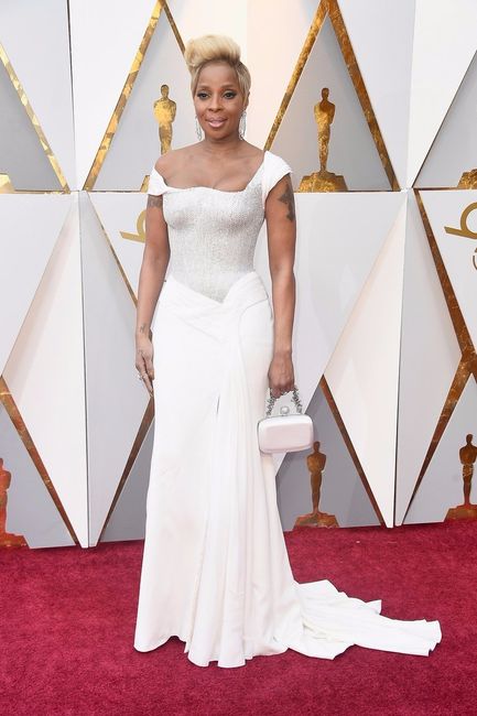 8. Mary J. Blige luciendo un modelo Versace