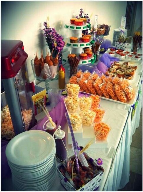 Mesa de dulces , botanas , frutas ,postres 15