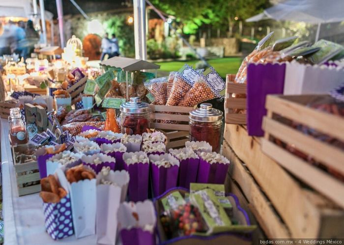 Mesa de dulces , botanas , frutas ,postres - 17