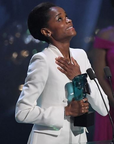 Letitia Wright ganó y subió al escenario mostrando un elegante traje blanco..