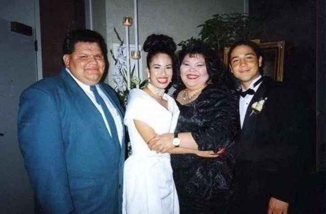 Selena y Chris con algunos familiares