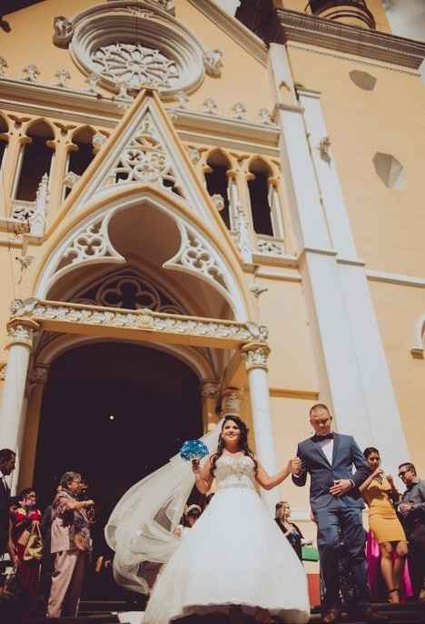 sALIENDO DE IGLESIA