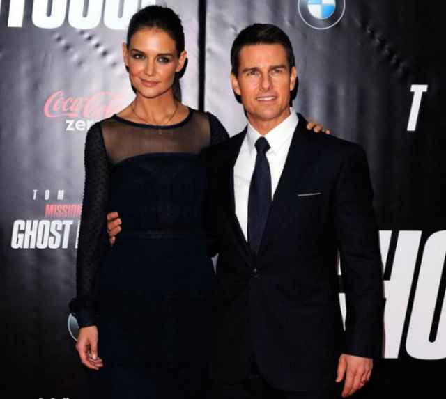 Katie Holmes se casó a los 27 años con Tom Cruise cuando él tenía 43. Actualmente no están juntos.