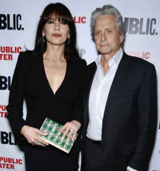 Catherine Zeta Jones se casó con Michael Douglas y él le lleva 25 años. Un buen ejemplo de que en el