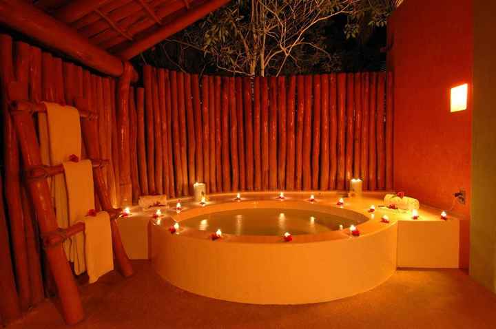 b) Jacuzzi