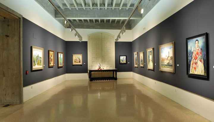 a) Visitar museos