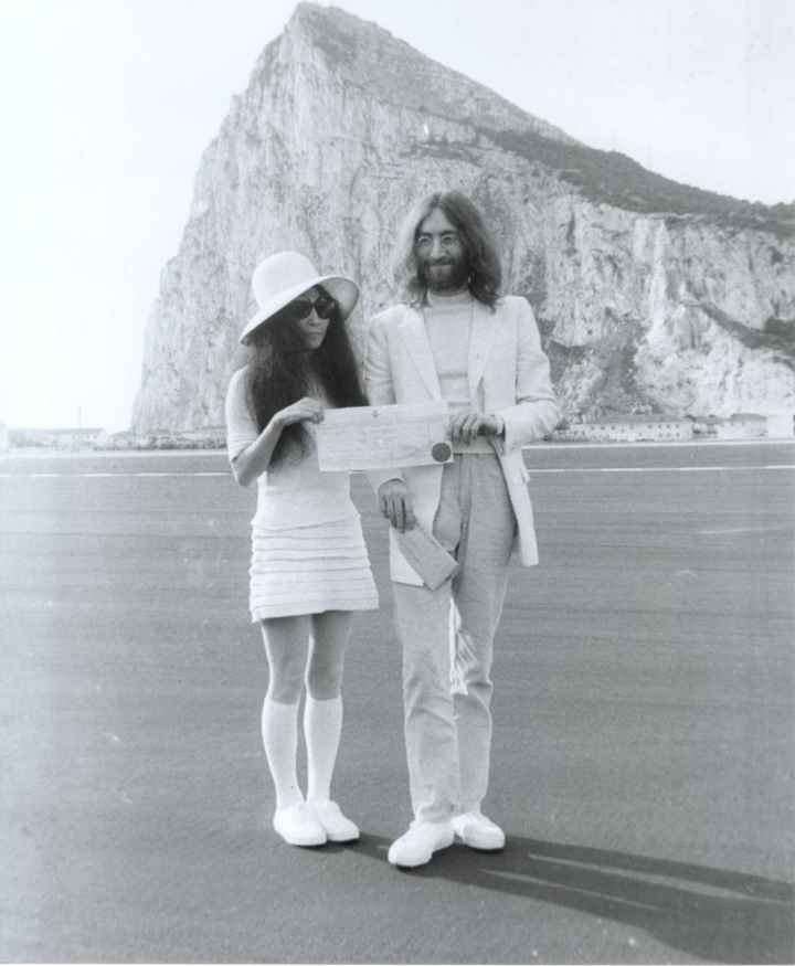 John Lennon y Yoko Ono en su original boda  