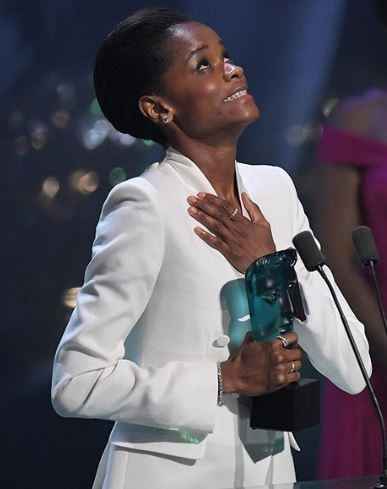 Letitia Wright ganó y subió al escenario mostrando un elegante traje blanco..
