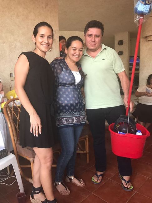 Mi hermana regalándonos los Artículos de Limpieza