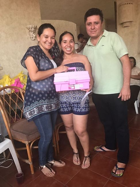 Mi hermanita dándonos la Caja de Herramientas