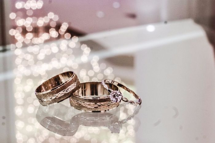 Mi anillo de compromiso y las argollas de ambos