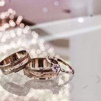 Mi anillo de compromiso y las argollas de ambos