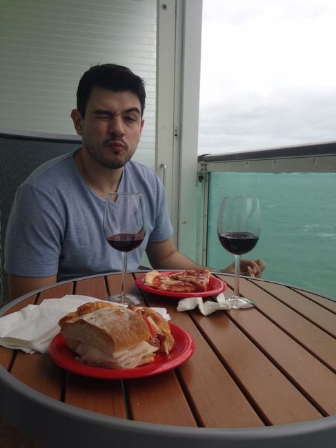 Almuercito en el balcón 