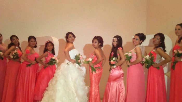 Qué es mejor? que tus damas de boda lleven un mismo diseño y color o solo el color y dejarlad escoge