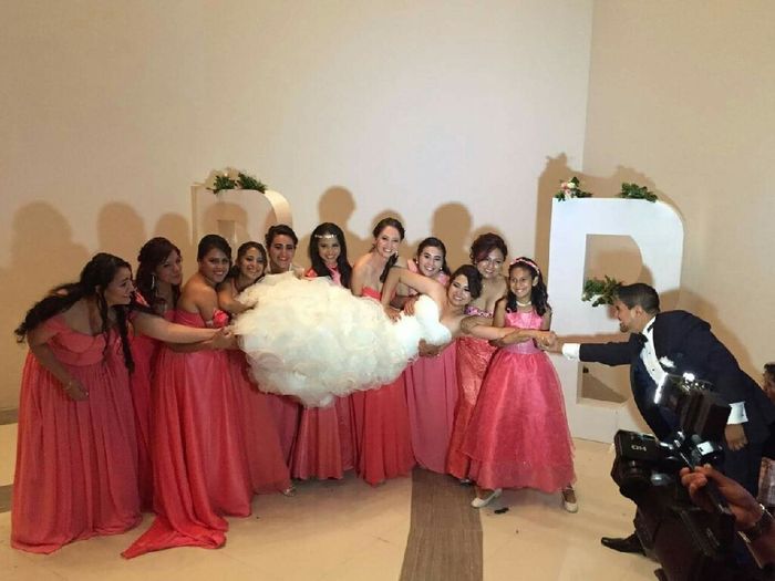 Qué es mejor? que tus damas de boda lleven un mismo diseño y color o solo el color y dejarlad escoge
