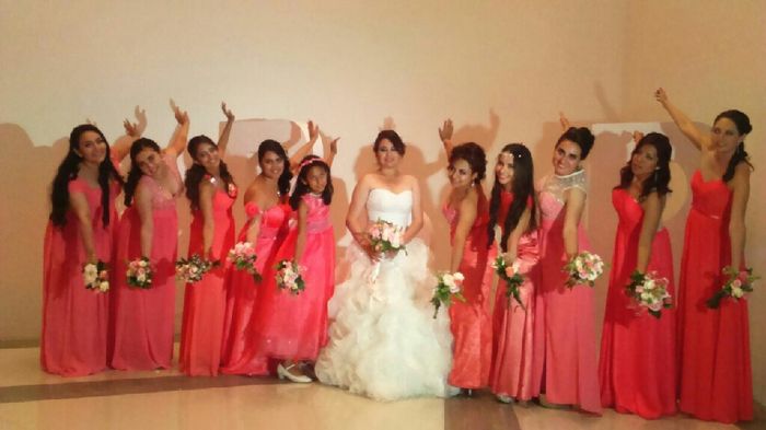 Qué es mejor? que tus damas de boda lleven un mismo diseño y color o solo el color y dejarlad escoge