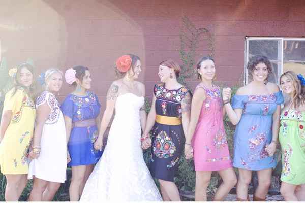 damas con vestidos artesanales 