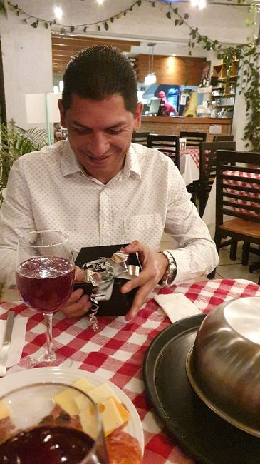 Entregando el reloj de compromiso ♡ - 2