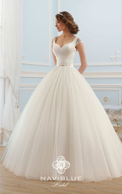 Arantxa reta a los novios de la comu a elegir el vestido 9