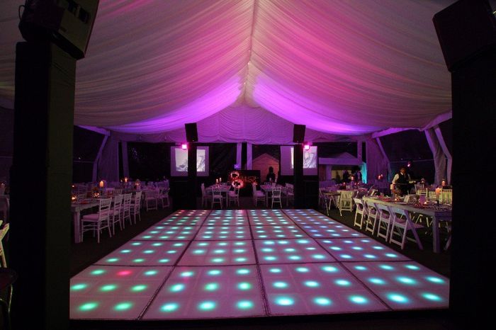 Carpa iluminada y pista