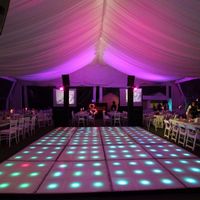 Carpa iluminada y pista