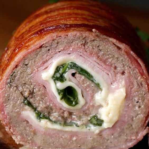 Rollo de carne relleno, envuelto en tocino