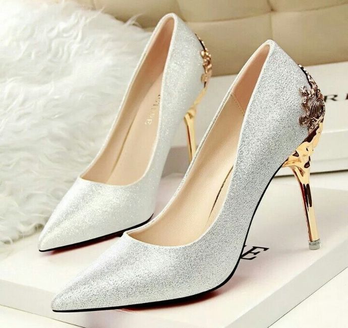 Zapatillas  color vino o blancas? - 4