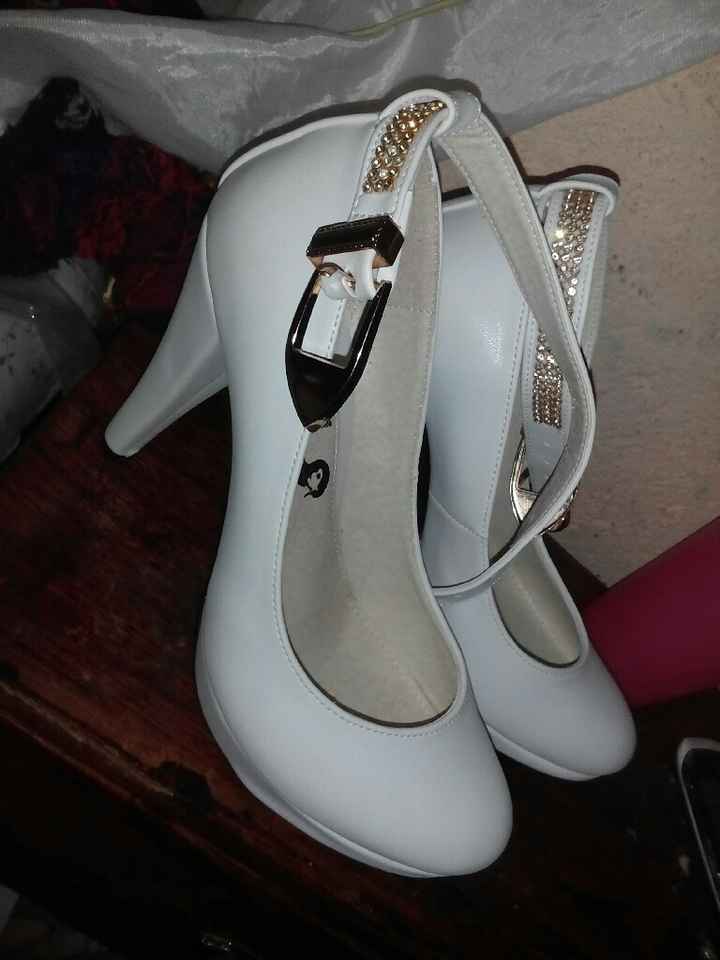Traje del novio listo y zapatos de la novia también - 4