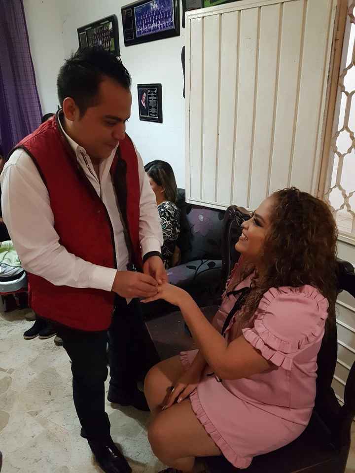 entregandome de nuevo el anillo en nuestra cena de compromiso (04 de enero 2018)