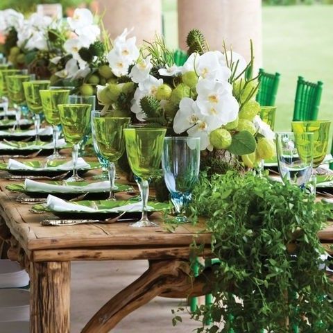 mesas madera, verde y blanco