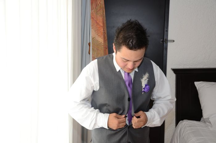 Novio preparandose 