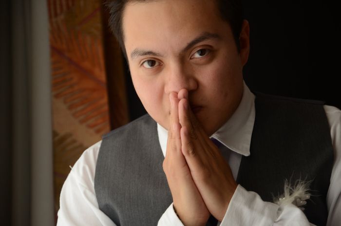 Novio preparandose 
