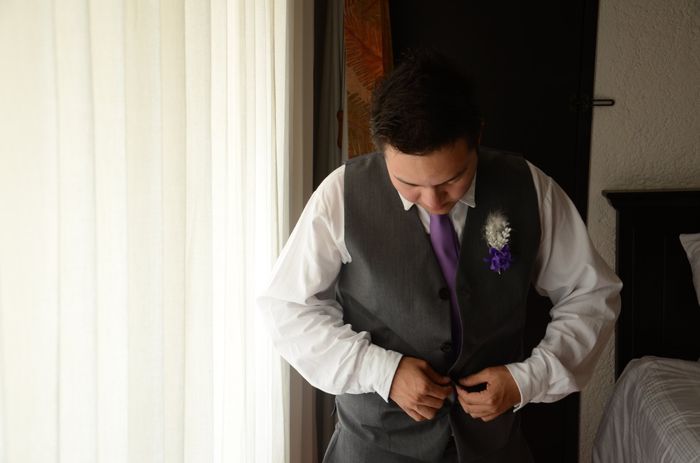 Novio preparandose