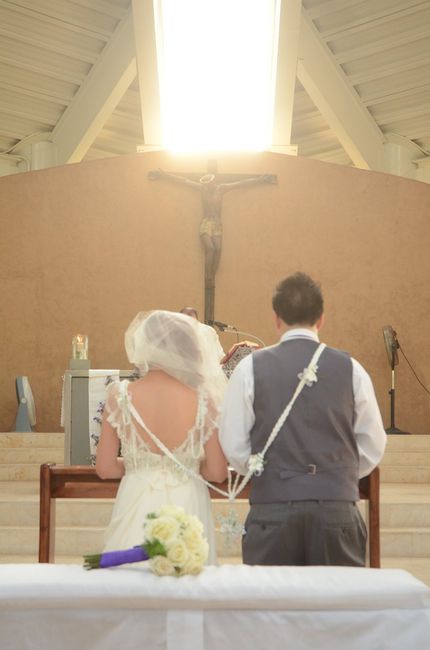 novios en la iglesia 
