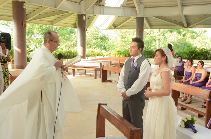 novios en misa