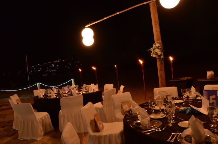 Montaje de la recepción en la playa 