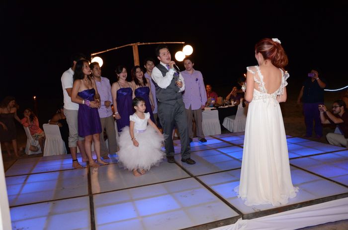 Mi esposo cantándome de sorpresa